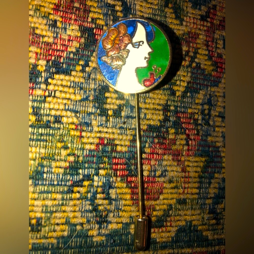VINTAGE 1960s LADY IN PROFILE GOLD TONE CLOISONNÉ HAT/STICK PIN